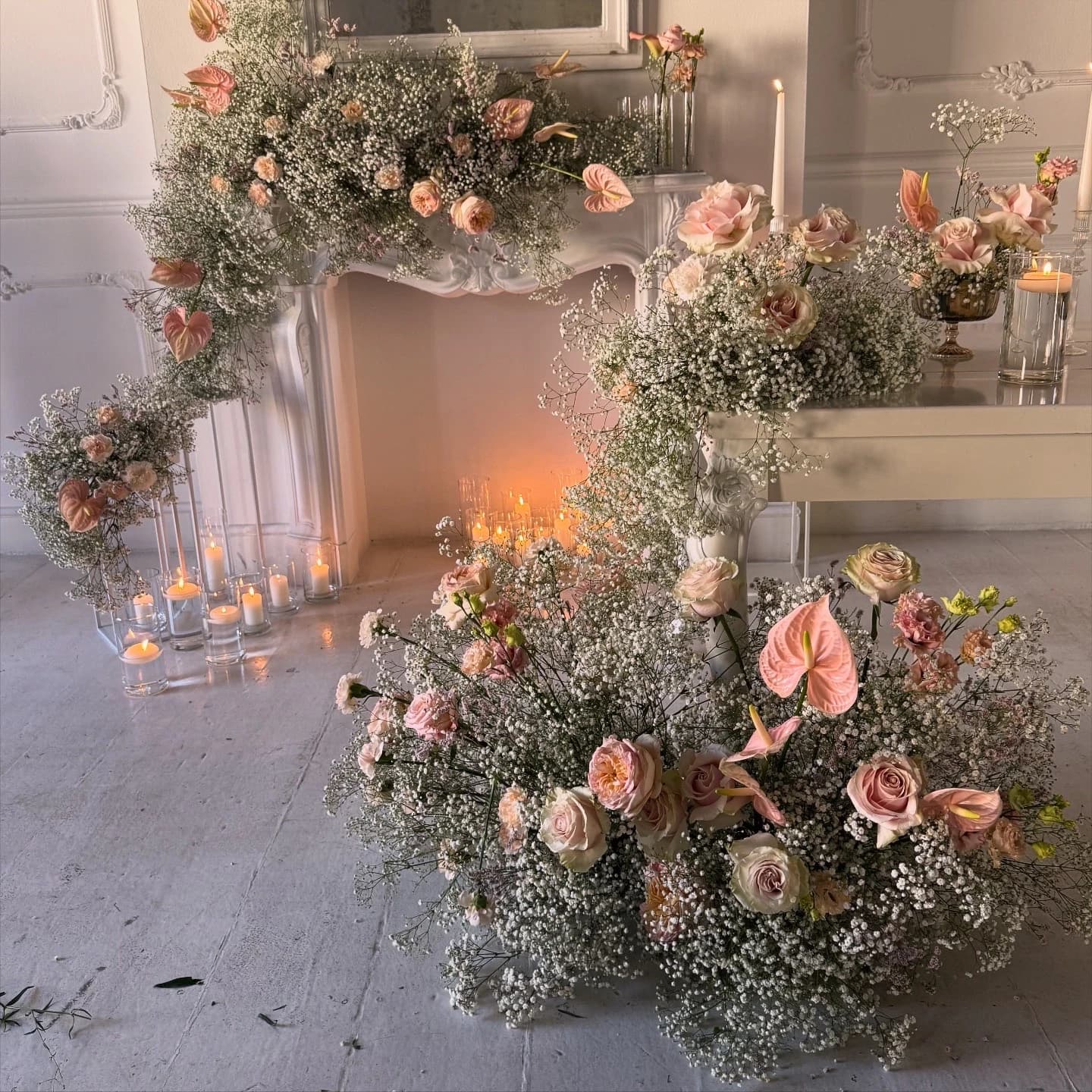 Allestimento floreale rosa con rose e candele