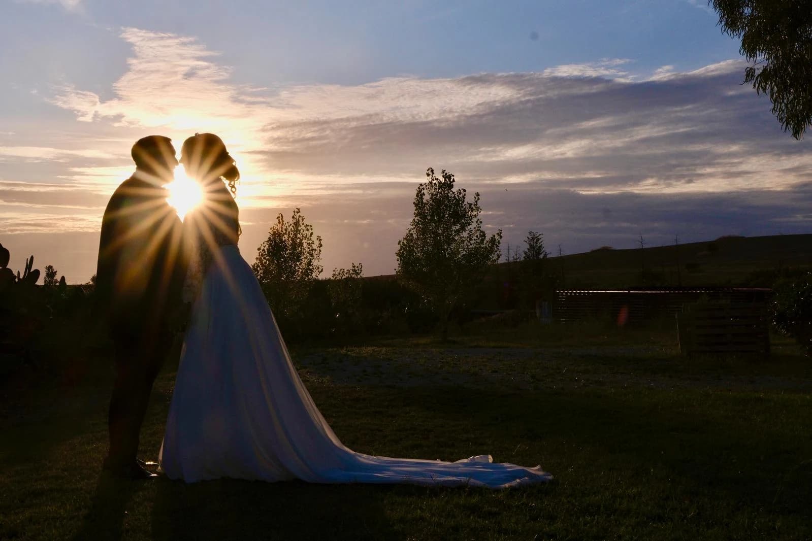 Sposi al tramonto con la luce del sole tra i loro volti