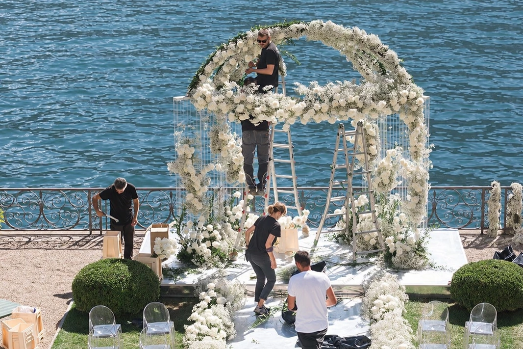 Allestimento floreale sul lago durante i preparativi di un matrimonio